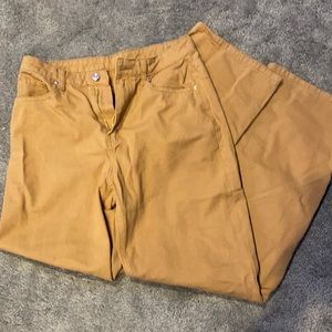 UNWORN STRAIGHT LEG JEANS